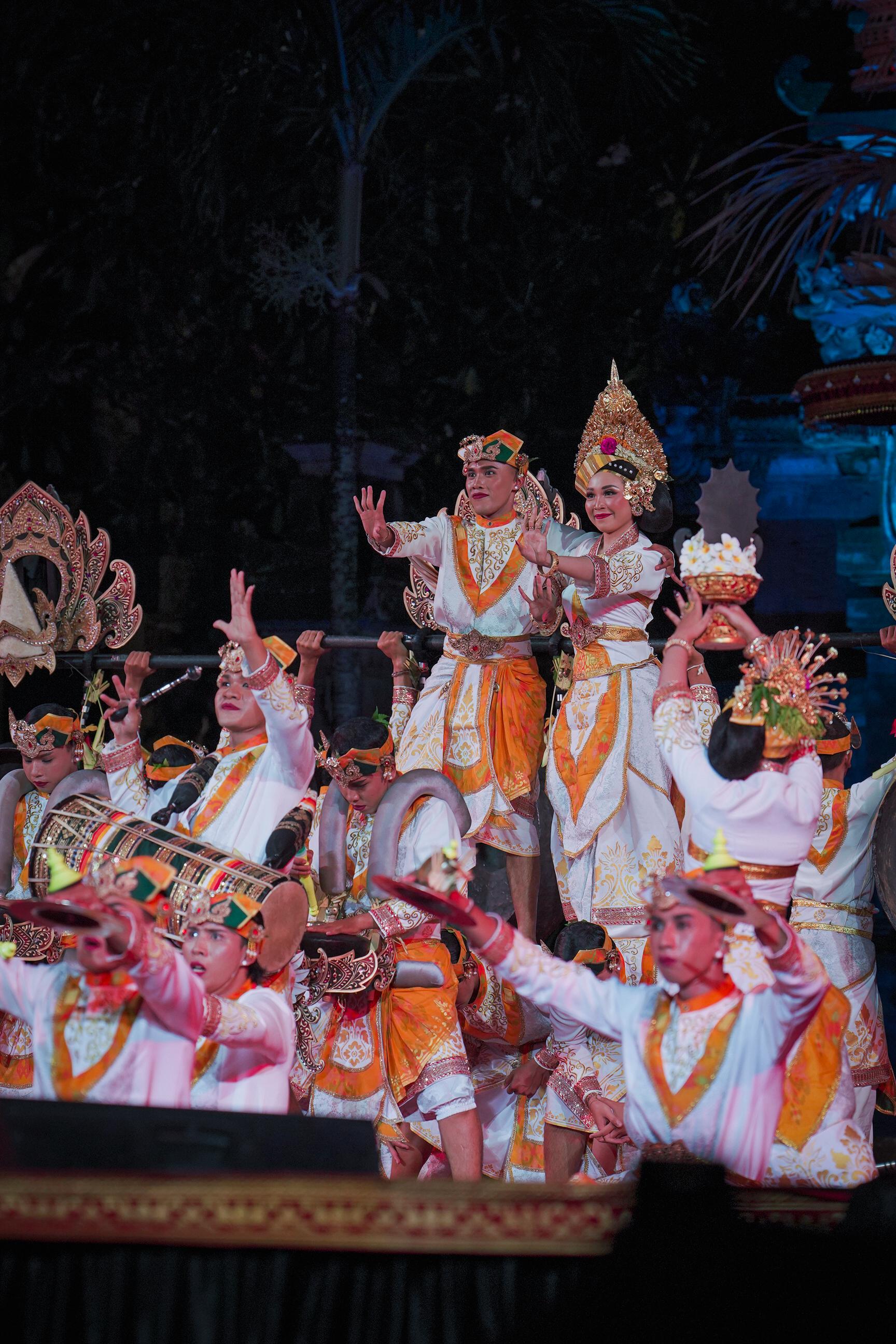 Komunitas Seni Jong Gembyong tampilkan garapan tabuh bertemakan Perang Untek, tradisi dari Desa Adat Kiadan, Kecamatan Petang di Panggung Terbuka Arda Candra, Denpasar, Kamis (26/6).