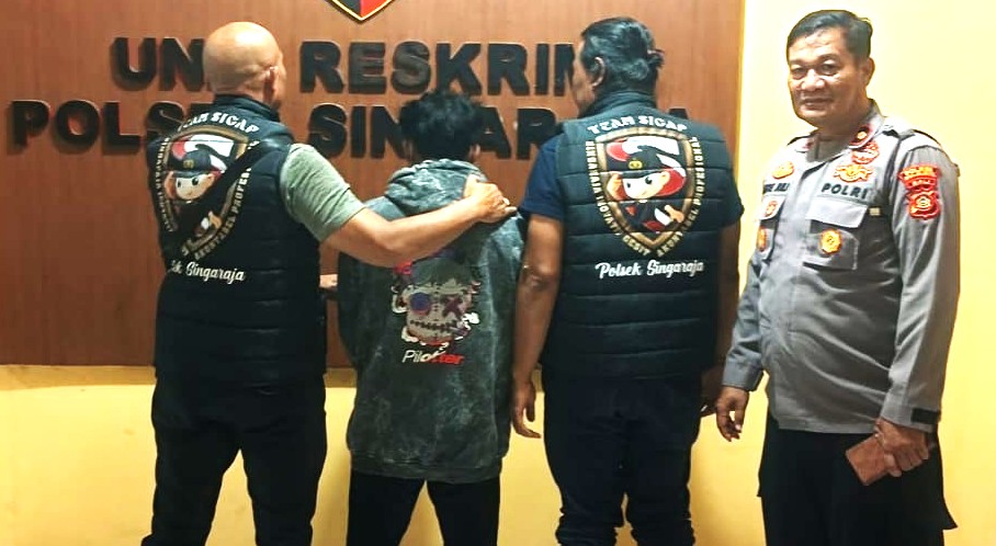 MASIH BOCAH REMAJA : Pelaku perkelahian dan penusukan (kedua dari kiri) di Pelabuhan Tua Buleleng akhirnya ditangkap. (Foto: Polsek Singaraja untuk Radar Bali)