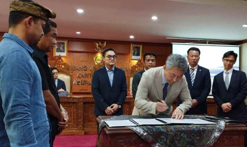 KERJASAMA: Bupati dari Korsel ini menandatangani kesepakatan dengan Pemerintah Gianyar. (Kominfo Gianyar)