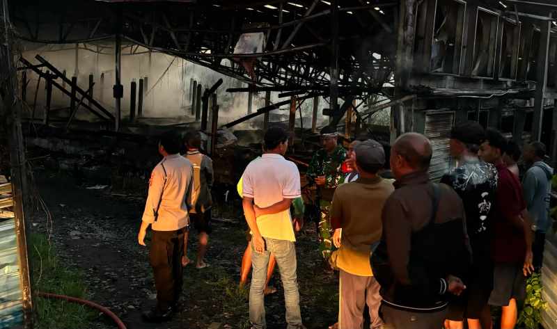 LUDES JADI ARANG : Kondisi kandang ayam milik warga Desa Bungaya, Kecamatan Bebadem yang ludes terbakar akibat korsleting listrik, Kamis (26/6/2025).( Foto: Polres Karangasem)