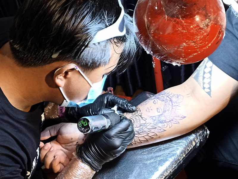 AJANG SENI TATO YANG SELALU DINANTI : Denpasar Tattoo Fest 2025 di Gedung Dharma Negara Alaya (DNA) Denpasar. (Adrian Suwanto/Radar Bali)