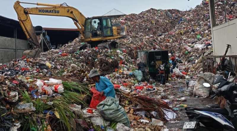 SUDAH BISA DIPAKAI : Ekskavator yang sebelumnya rusak mulai beroperasi lagi di TPA Peh, Jembrana. (m.basir/radar bali)
