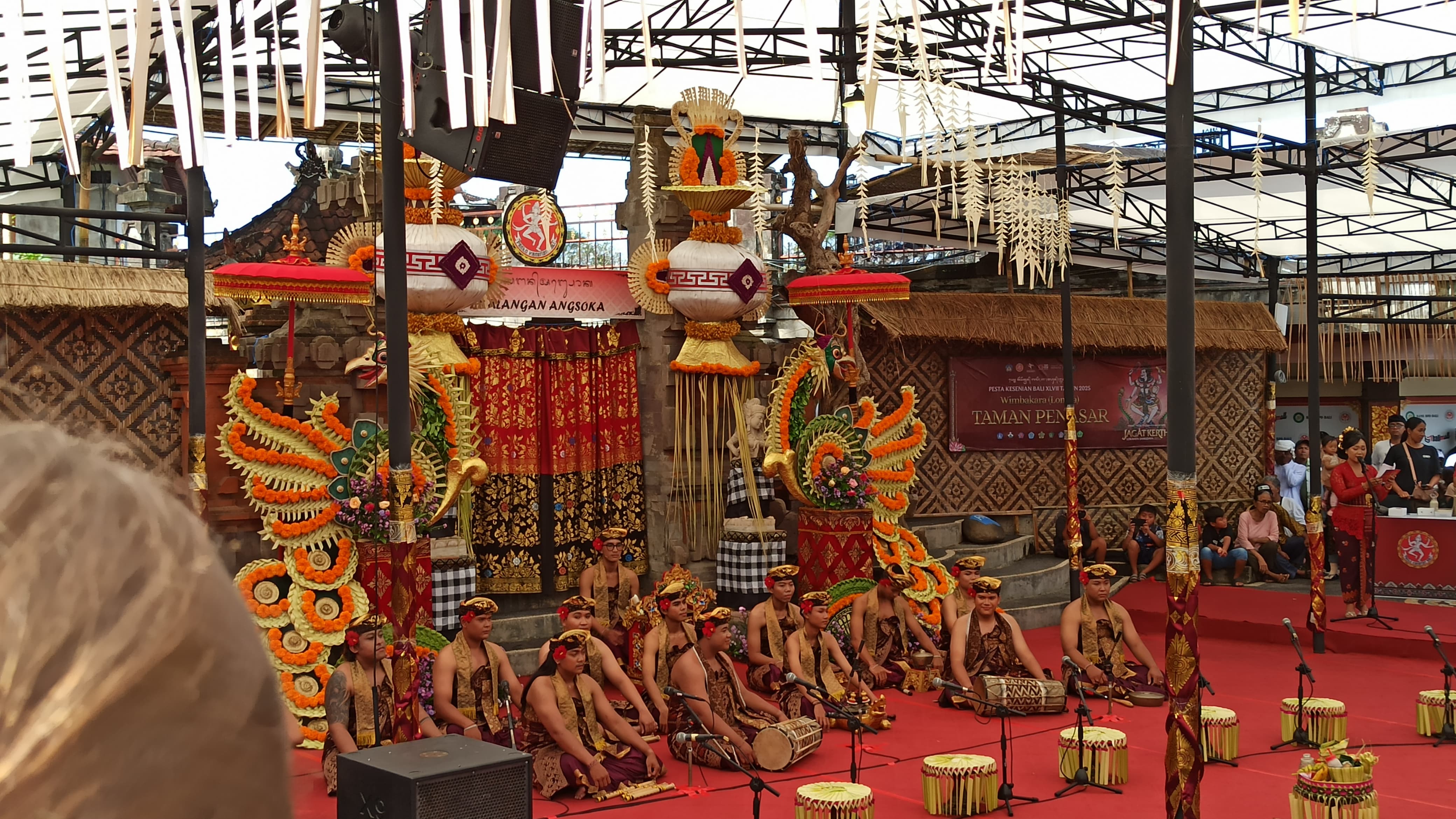 memukau Sanggar Seni Werdhi Budaya dari Desa Adat Kelan, Kuta, Badung dalam lomba taman penasar pada ajang Pesta Kesenian Bali (PKB) ke-47, Jumat (27/6/2025).