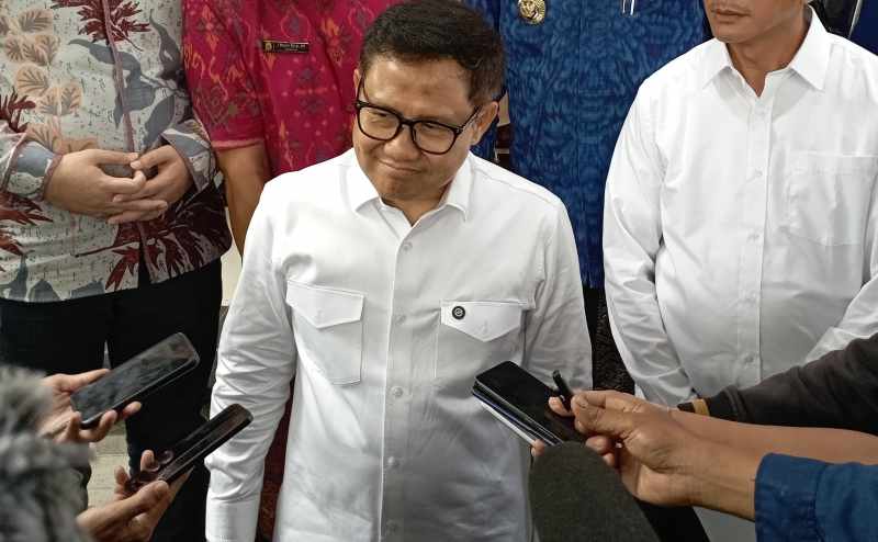 GANDENG PERGURUAN TINGGI : Menteri Koordinator (Menko) Pemberdayaan Masyarakat (PM) Muhaimin Iskandar saat berkunjung ke Karangasem. (zulfika Rahman/Radar Bali)