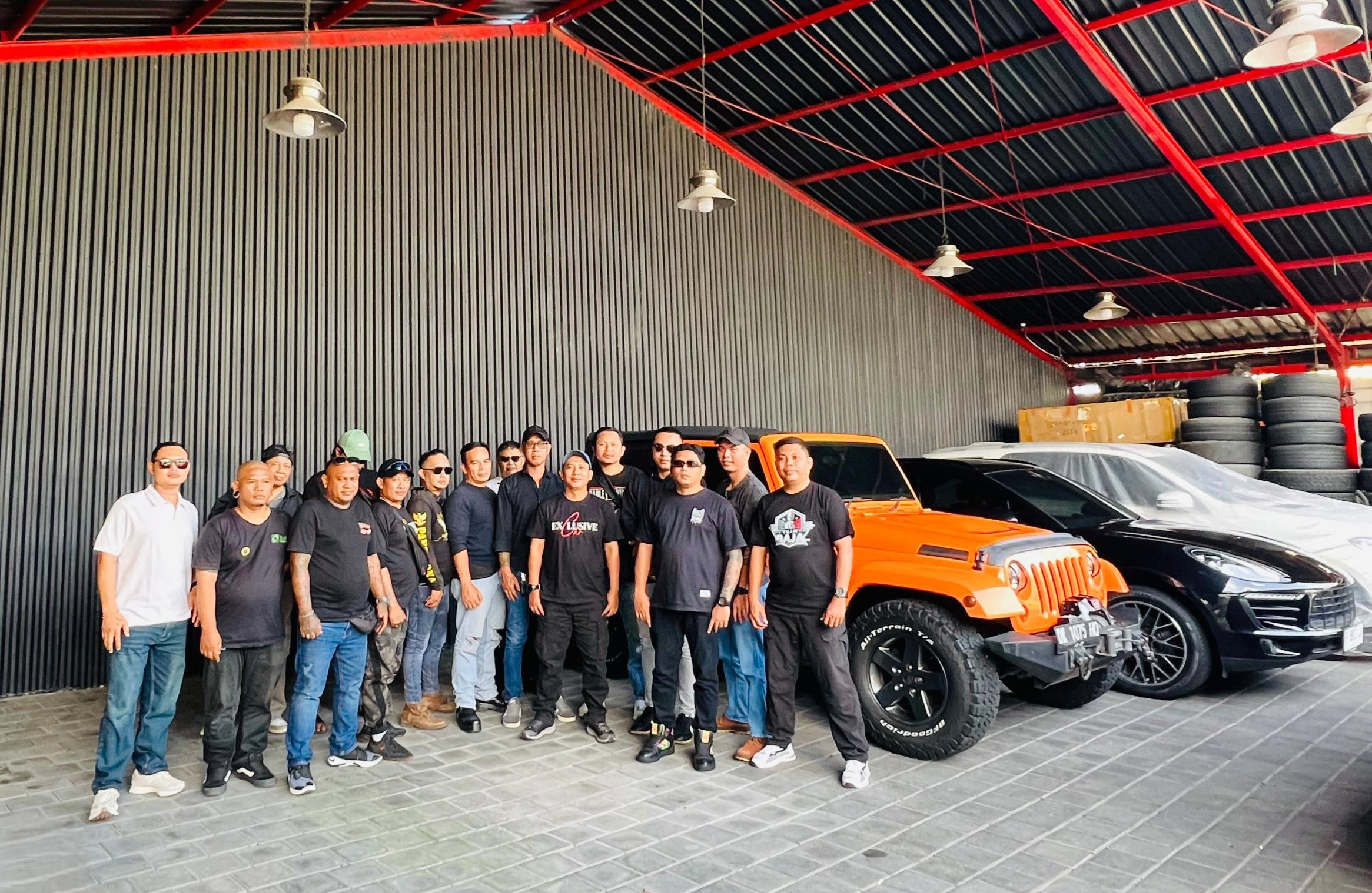 KORLAP: Dendi Satrio Owner Bikini Garage bersama tim.
