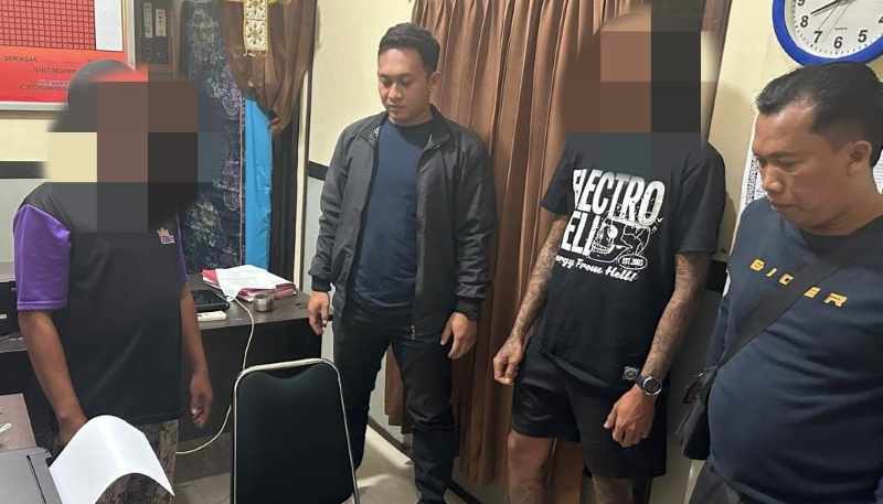 TAK DITEMUKAN BARANG BUKTI: Salah satu dari dua orang warga Gerokgak yang menjalani pemeriksaan di Mapolsek Gerokgak setelah hasil tes urinenya positif narkotika.( Foto: Polres Buleleng untuk Radar Ba
