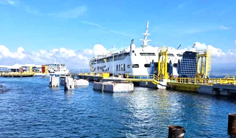 KAPAL BESAR : Kapal Portlink VII saat melayani penyeberangan di Pelabuhan Gilimanuk.(foto: dok ASDP)