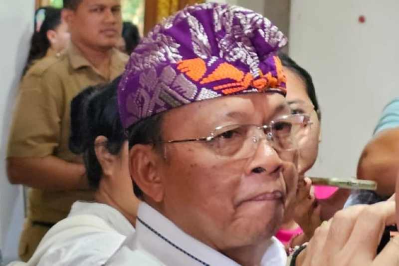 BINGUNG BIAYANYA : Gubernur Bali Wayan Koster saat ditemui di Wiswa Sabha Utama, Senin(30/6/2025). (Foto: Ni Kadek Novi Febriani/Radar Bali)