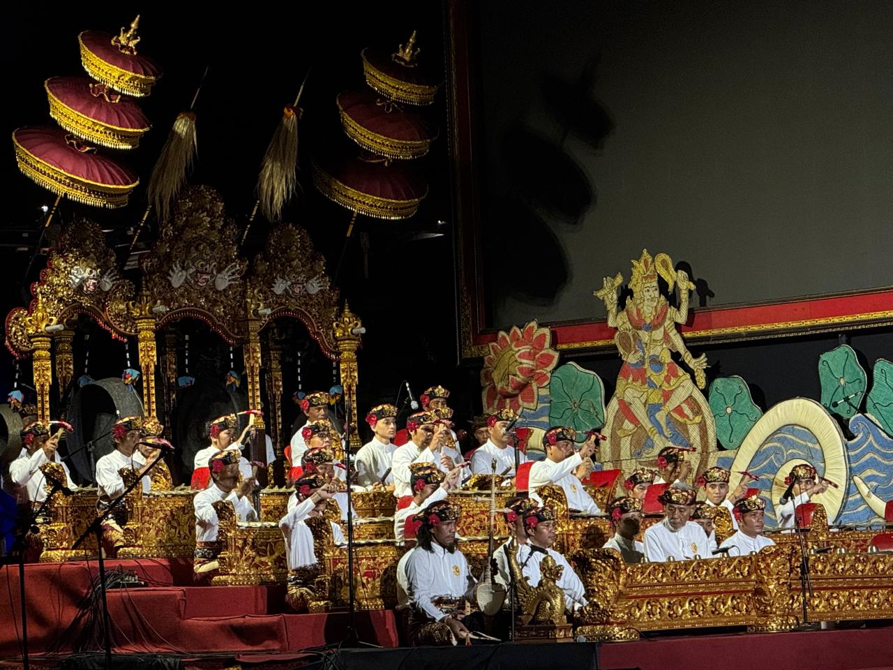 TAMPIL: Sekaa Gong Kebyar Taruna Jaya menampilkan sejumlah garapan tabuh dan tari di Panggung Terbuka Ardha Candra, Taman Budaya (Art Centre) Bali, Sabtu (28/6). (Diskominfo Badung for Radar Bali)
