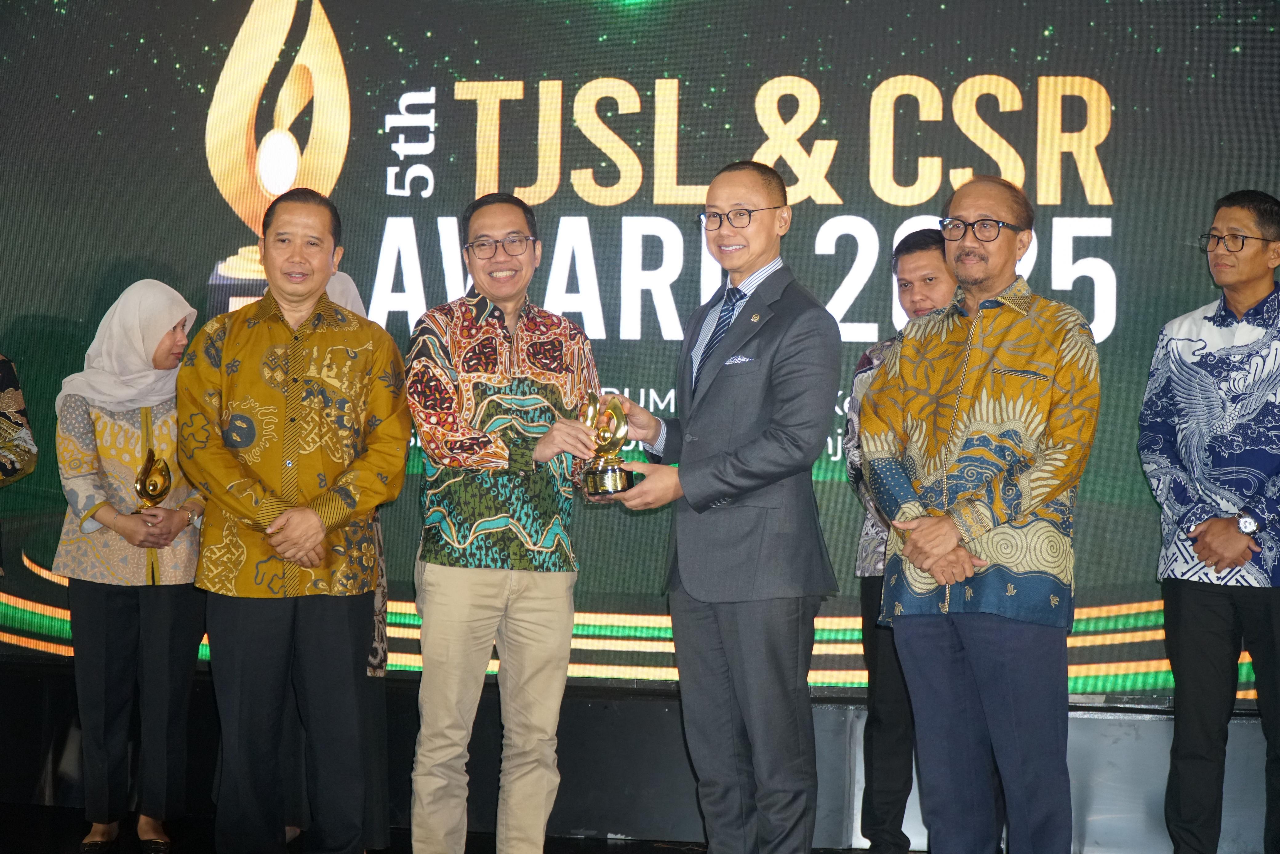 Penghargaan diterima Eppy Dhanianto Wibowo selaku Direktur Keuangan, Manajemen Risiko & SDM InJourney Hospitality (3 dari kiri).