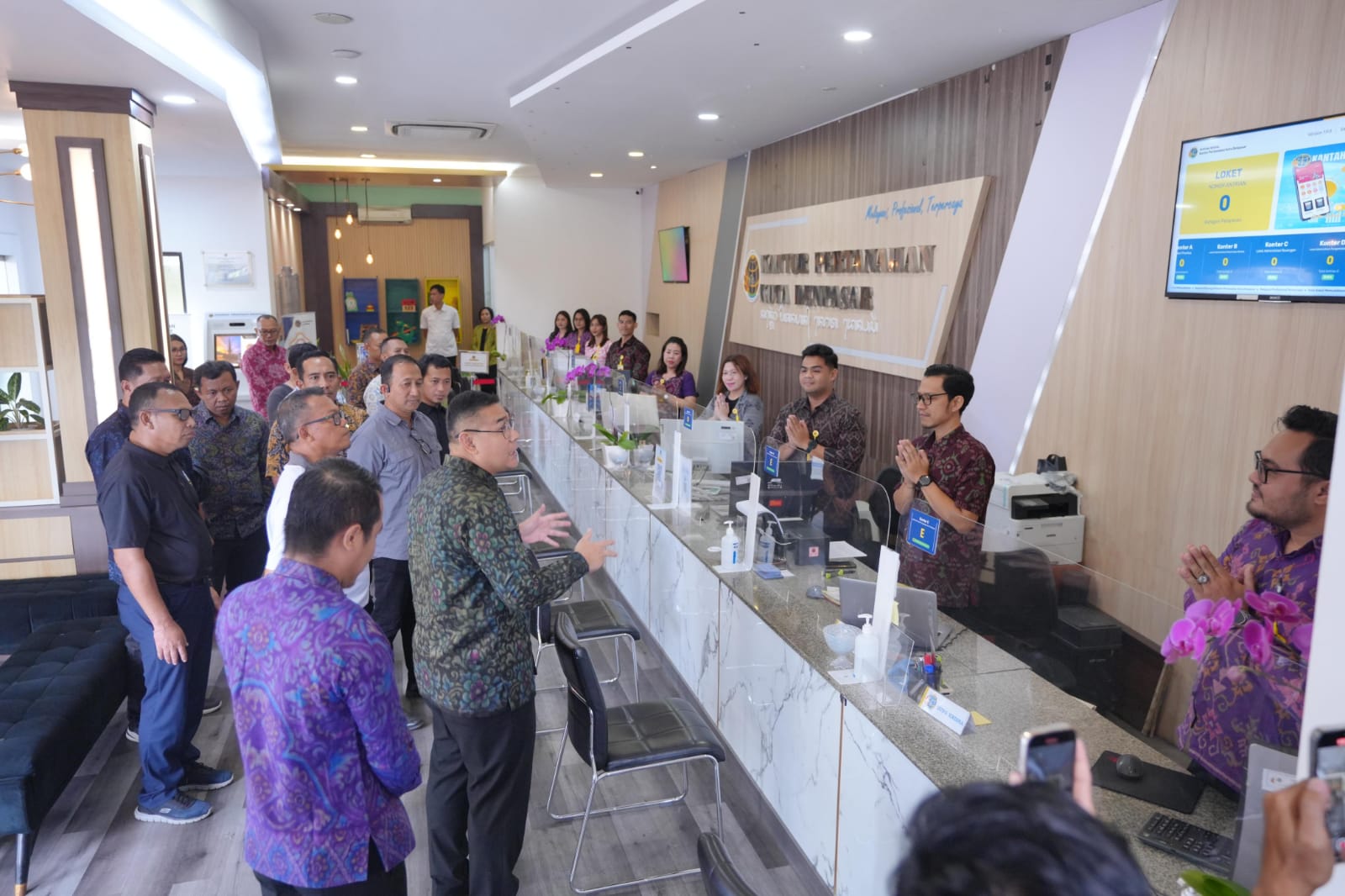 Wamen ATR/Wakil Kepala BPN Ossy Dermawan, saat peninjauan di Kantor Pertanahan (Kantah) Kota Denpasar pada Sabtu (28/06/2025).