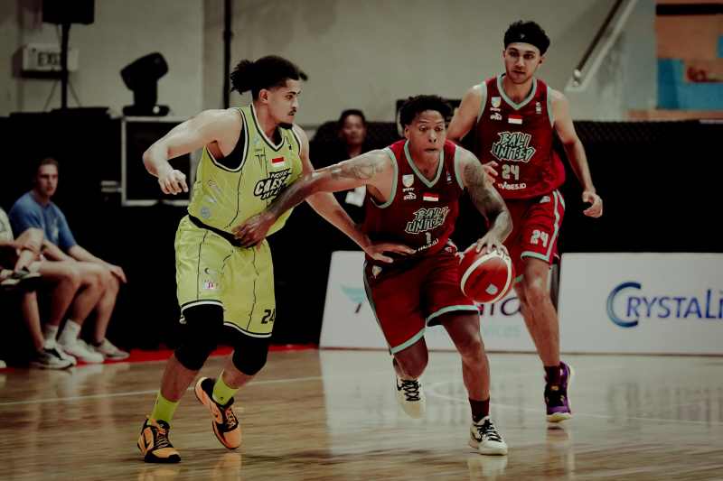 HENGKANG : Xavier Cannefax (merah) dipastikan tidak akan lagi memperkuat tim kebanggaan Pulau Dewata tersebut untuk sementara waktu.( Foto Bali United Basketball)
