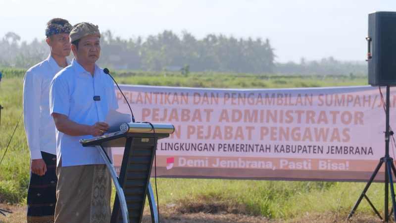 SUMPAH DI SAWAH: Bupati Jembrana I Made Kembang Hartawan, saat prosesi pengambilan sumpah dan janji jabatan 34 pejabat yang dimutasi. (Humas Pemkab Jembrana)