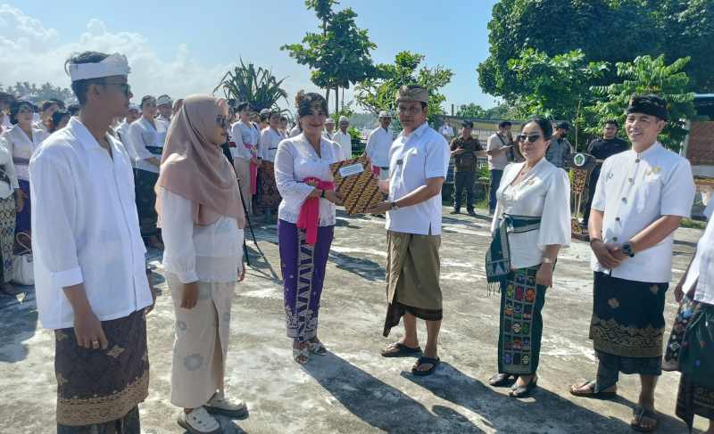 LEBIH IRIT DAN SEJUK: Pelantikan PPPK di Pantai Perancak. (Foto: Humas pemkab Jembrana )