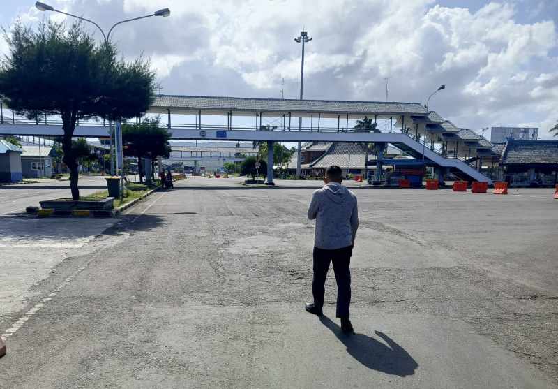 SEPI SAAT NORMAL : Suasana pelabuhan sepi kembali setelah antrean mengular. (Foto:Pos AL Gilimanuk)