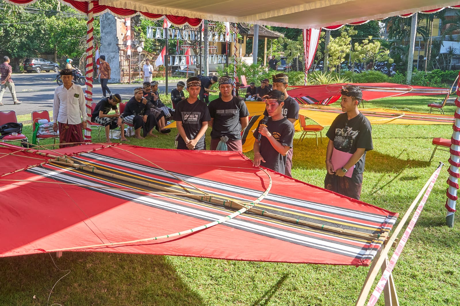 KREATIF: Lima kelompok sekaa atau komunitas Teruna mengikuti Jantra Tradisi Bali, Pacentokan (Lomba) Membuat Layangan Bebean di Halaman Dinas Kebudayaan Provinsi Bali, Denpasar, Selasa 1 Juli 2025.
