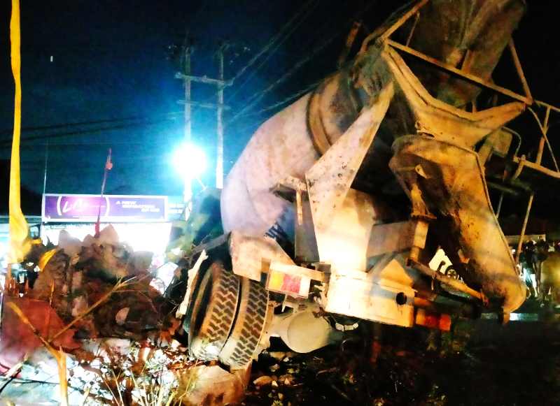BAK MONSTER : Kondisi di lokasi kejadian usai lakalantas maut rem blong yang berakibat satu orang tewas mengenaskan. (Foto: Polres Buleleng untuk Radar Bali)
