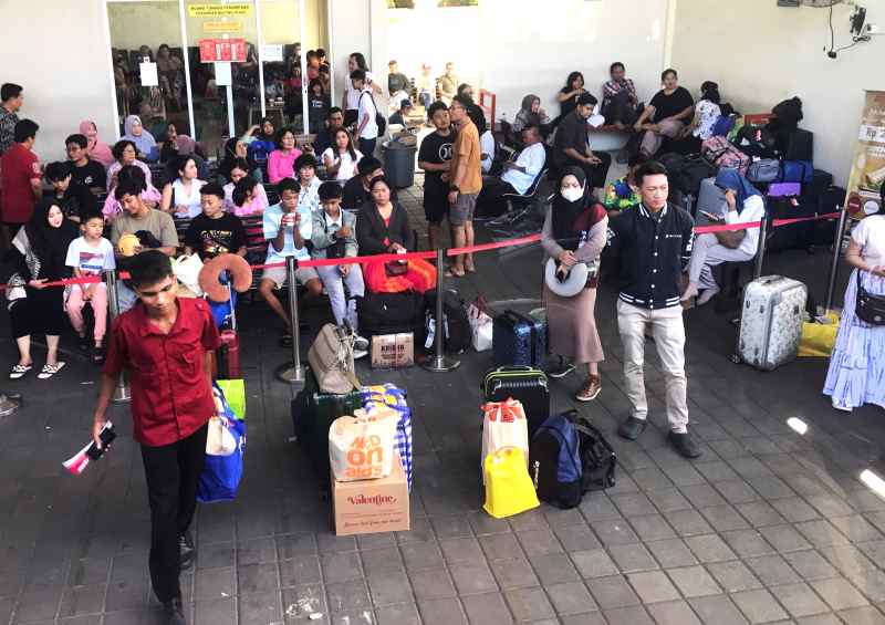 MENUNGGU KEBERANGKATAN : Sejumlah calon penumpang bus Antar Kota Antar Provinsi (AKAP) di jalan Gurita, Denpasar. (miftahuddin/radar bali)