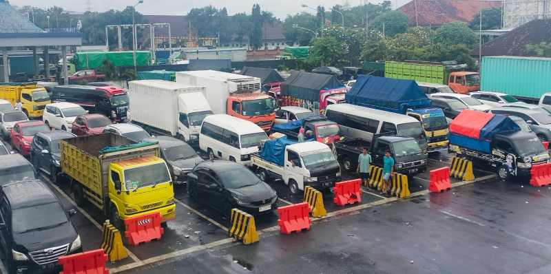 SAAT RAMAI ANTRE: Situasi Pelabuhan Gilimanuk saat antrean panjang. (Foto : Pos AL Gilimanuk-Jembrana)