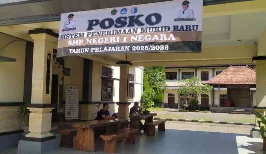 POSKO PENGADUAN : Posko pendaftaran murid baru di SMPN 1 Negara, Jembrana. (m.basir/radar bali)