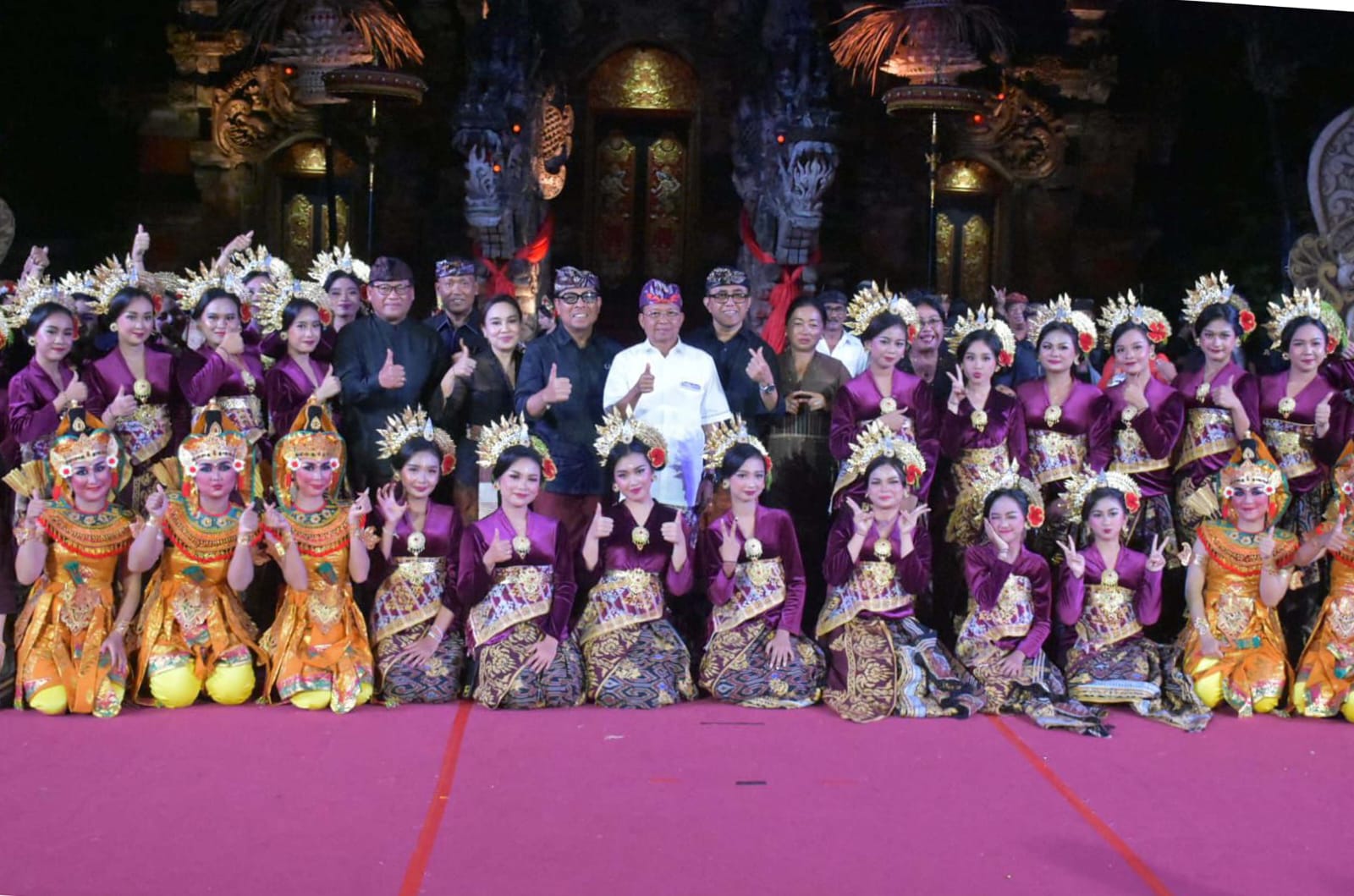 Sekehe Gong Kebyar Wanita Semara Budaya, Banjar Badak Sari, Desa Sumerta Kelod  bersama Gubernur Bali Wayan Koster dan Walikota Denpasar IGN Jaya Negara di Panggung Terbuka Ardha Candra (30/6/2025).