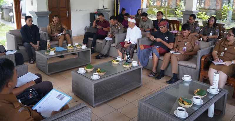 GELAR RAPAT : Bupati Klungkung, I Made Satria menggelar Rakortas penutupan aktivitas pengerukan bukit di Kecamatan Dawan.(humas pemkab klungkung)