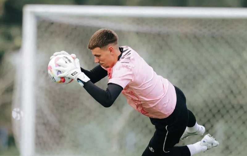 AMANKAN BOLA ATAS : Aksi Mike Hauptmeijer di bawah mistar gawang diharapkan kesigapannya menghadang serangan lawan.(Foto:Media Bali United)