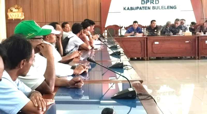MENGADU KE WAKIL RAKYAT: Suasana pertemuan pegawai status R4 di lingkup Pemkab Buleleng ke DPRD Buleleng, agar dibantu kejelasan status mereka.(francelino junior)