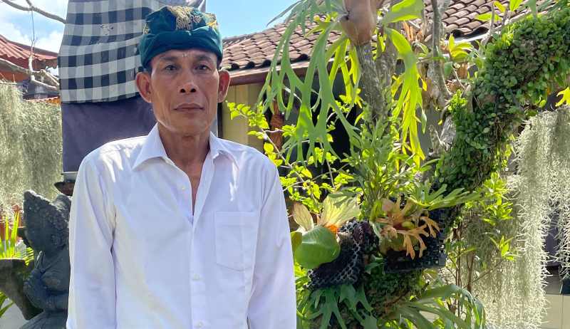 PULUHAN TAHUN MENGABDI : I Nyoman Sudarmanta ini diangkat sebagai PPPK tetapi hanya menikmati lima bulan jelang pensiun. (Foto dok. I Nyoman Sudarmanta)