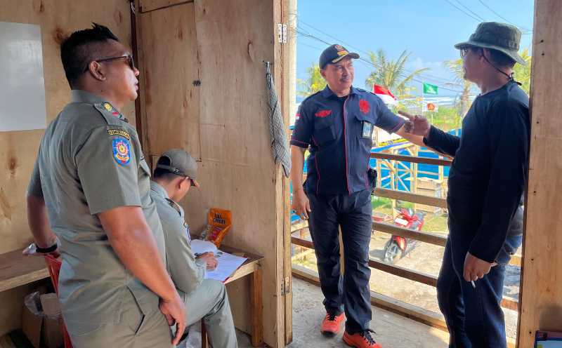 PANTAU PERKEMBANGAN AKOMODASI WISATA: Pengawasan dan pembinaan Satpol PP Jembrana terhadap  bangunan yang terindikasi sebagai akomodasi wisata. (foto: Satpol PP Jembrana)