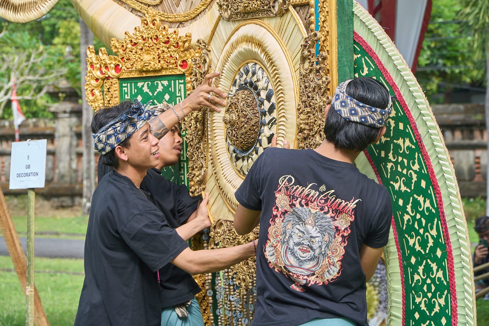 Lomba Kreasi Dekorasi Pintu Masuk (Gayor) yang digelar dalam rangkaian Jantra Tradisi Bali di halaman Dinas Kebudayaan Provinsi Bali, Rabu (2/7/2025).
