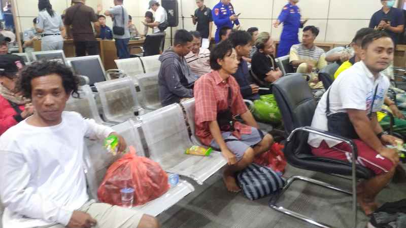 PENUMPANG YANG SELAMAT : Sebagian penumpang KMP Tunu Pratama Jaya di Gilimanuk, Jembrana. (foto: m.basir/radar bali)