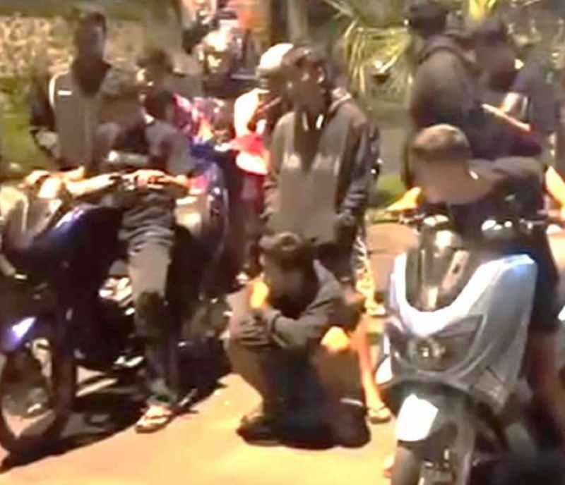 KAMBUH LAGI : Tangkapan layer aksi balap liar yang terekam video di Jalan Veteran (Jalur Sebelas) Karangasem.(foto:istimewa)