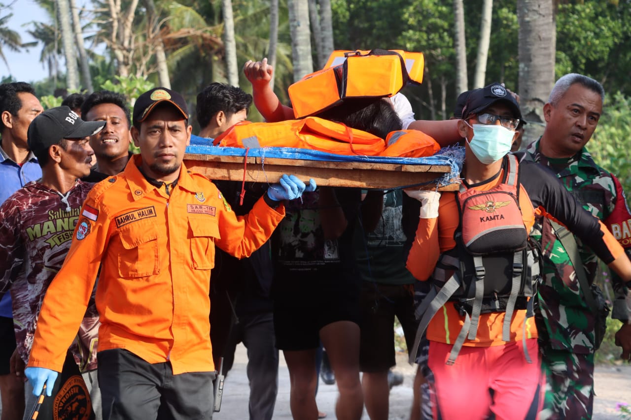 EVAKUASI: Tim SAR gabungan tengah evakuasi korban meninggal akibat tenggelamnya kapal Tunu Pratama Jaya di Selat Bali Kamis dini hari 3 Juli 2025.