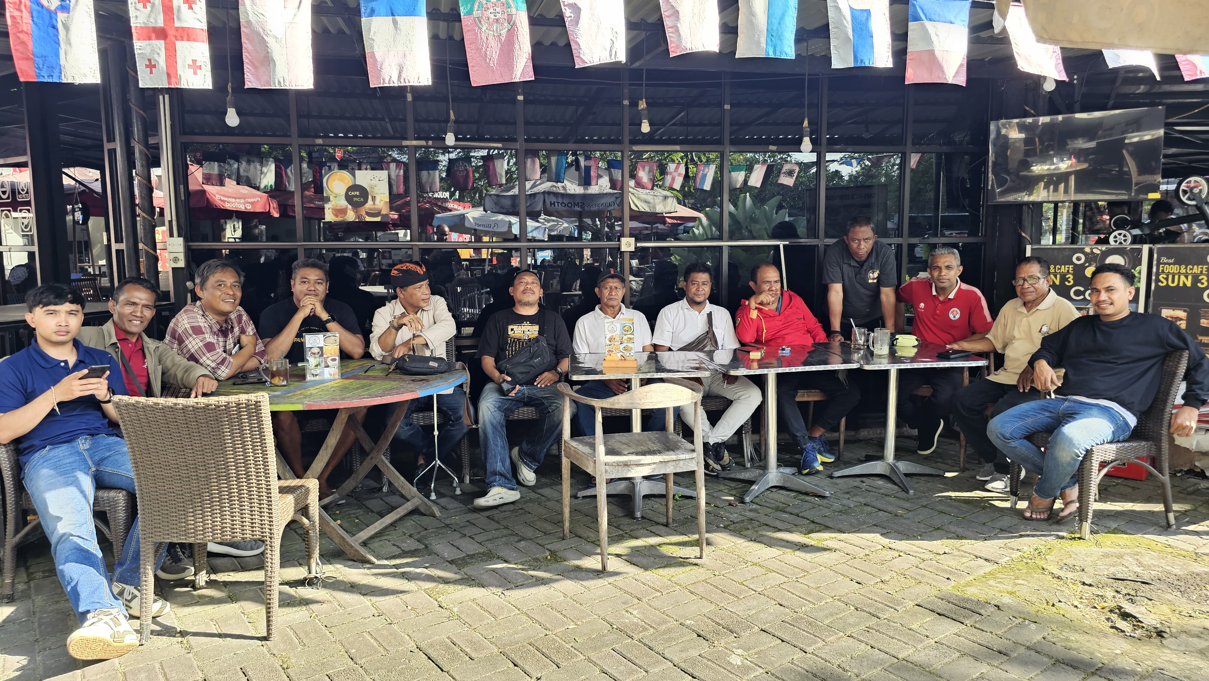 Ketua PENA NTT Agustinus Apollo Daton (lima dari kanan) saat Konferensi Pers menyikapi ancaman kepada anggotanya yang juga jurnalis Jawa Pos Radar Bali, Andre Sulla di Cafe Pica, Kamis, 3 Juli 2025.