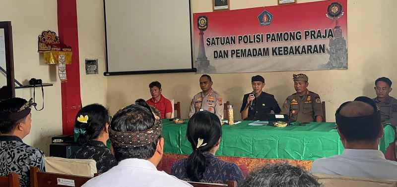 DISETOP: Penanggung jawab atau pemilik aktivitas pengerukan bukit di Kecamatan Nusa Penida dipanggil ke Kantor Satpol PP Kabupaten Klungkung. (Foto: Satpol PP Klungkung)