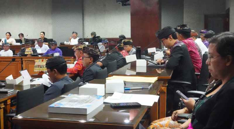 BAHAS SILPA: Rapat gabungan legislatif dan eksekutif di Kantor DPRD membahas anggaran Pemkab Karangasem. (Foto zulfika Rahman/radar bali)