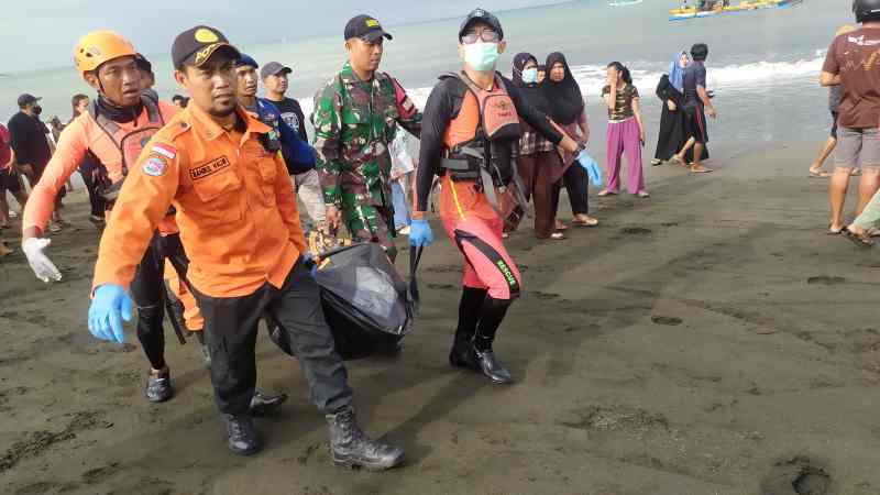 KERJA EKSTRA KERAS : Tim Basarnas terus bekerja keras melakukan pencarian korban baik yang masih hidup maupun meninggal.(foto: M.Basir)
