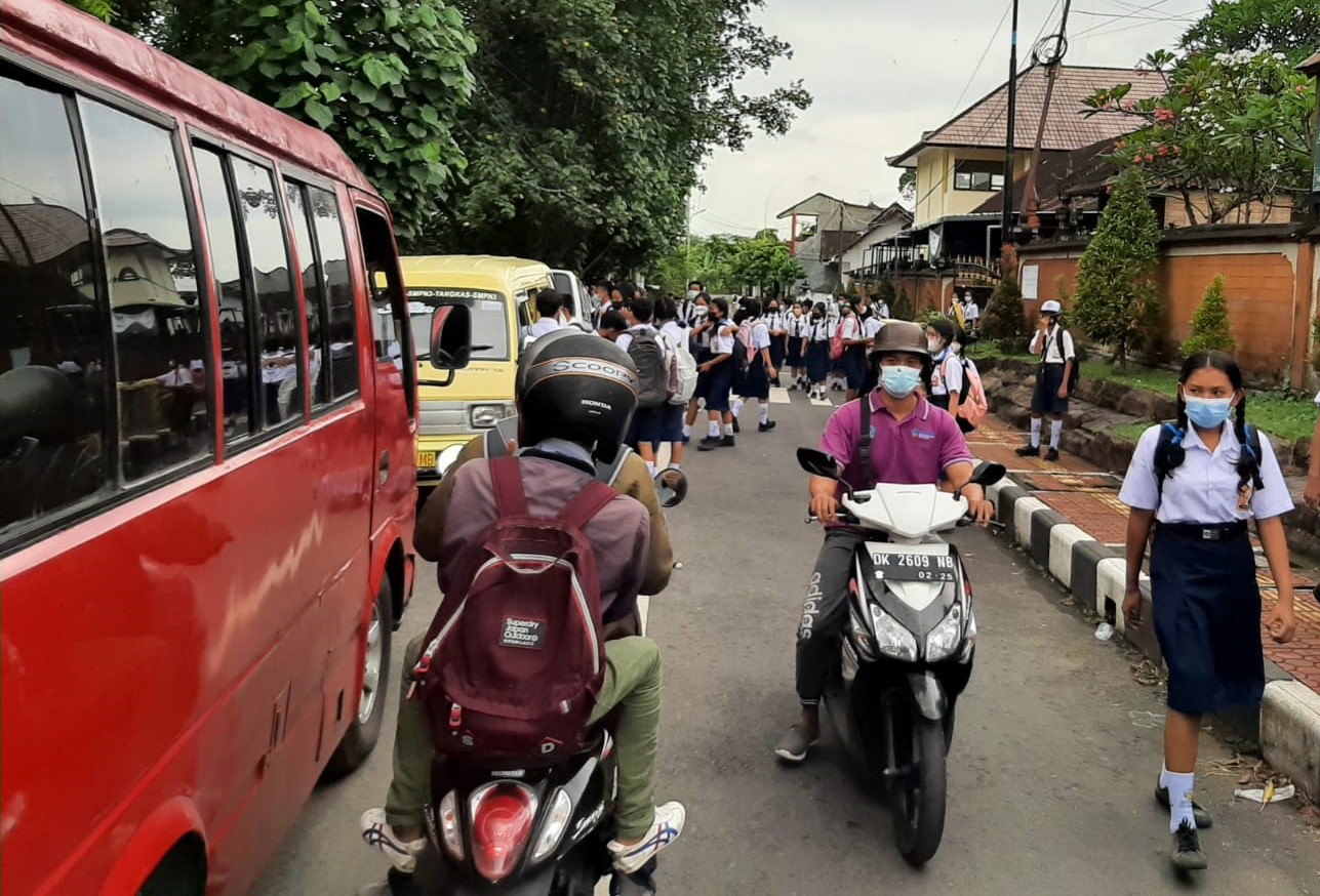 SEGERA PERLUAS CAKUPAN : Angkutan siswa gratis di Klungkung. (foto:dok.radar bali)