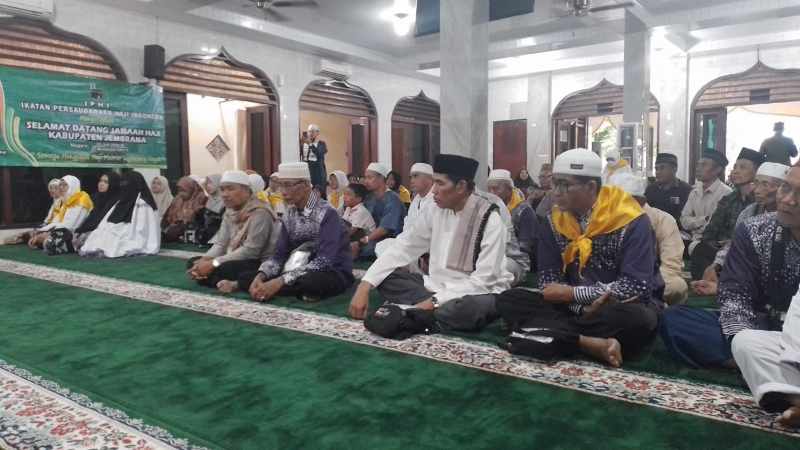 MENUNGGU KEPASTIAN KABAR: Rani (kanan), Fahmi (tengah) dan Sofyan (kiri) saat menunggu kabar Putri, penumpang kapal yang tenggelam. (foto: m.basir/radar bali)