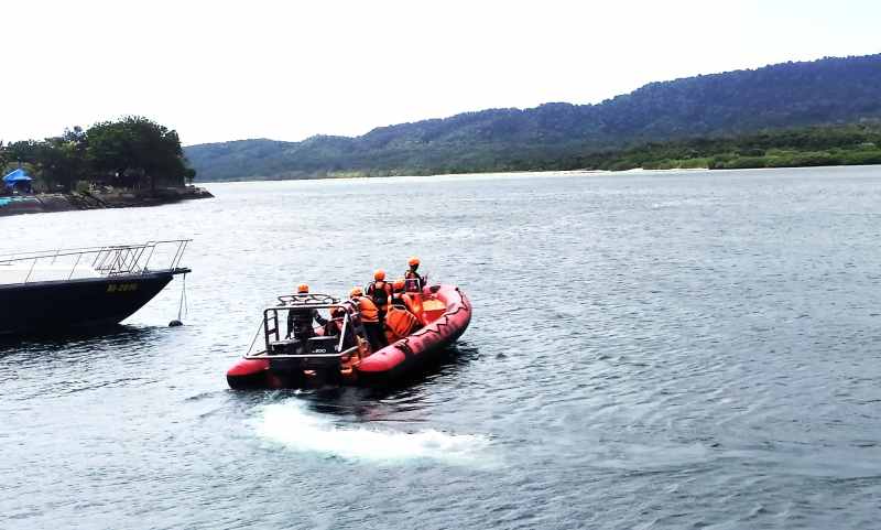 MENYISIR SEGALA PENJURU : Personel SAR gabungan melakukan pencarian korban. (foto: m.basir/radar bali)