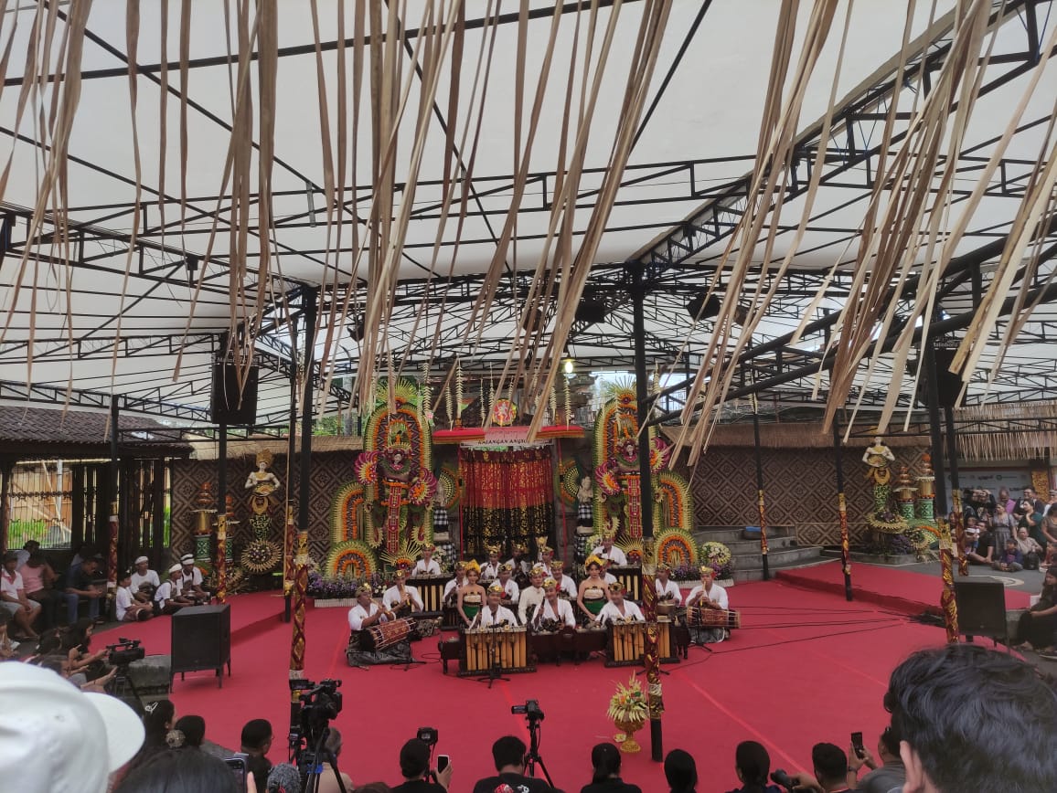 Penampilan Sanggar seni Candrawangsa dari Banjar Dalem, desa Angantaka, Abiansemal, pada Jumat (4/7/2025) di Panggung Kalangan Angsoka, Art Centre Bali, Denpasar. (Marsellus Pampur/Radar Bali)