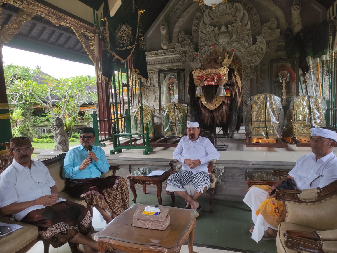 SIAP MEBHISEKA: Anak Agung Gde Agung (dua dari kanan) saat ditemui di Puri Mengwi, Badung, Sabtu (5/7/2025). (Marsellus Pampur/Radar Bali)