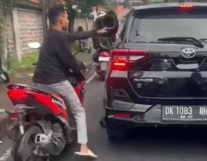 DIKEJAR WARGA : Mobil Toyota Raize yang dikemudikan warga asing ini akhirnya diamankan di Gianyar. Pengemudi dan kernet Raize ialah warga asing. (Foto: Istimewa)