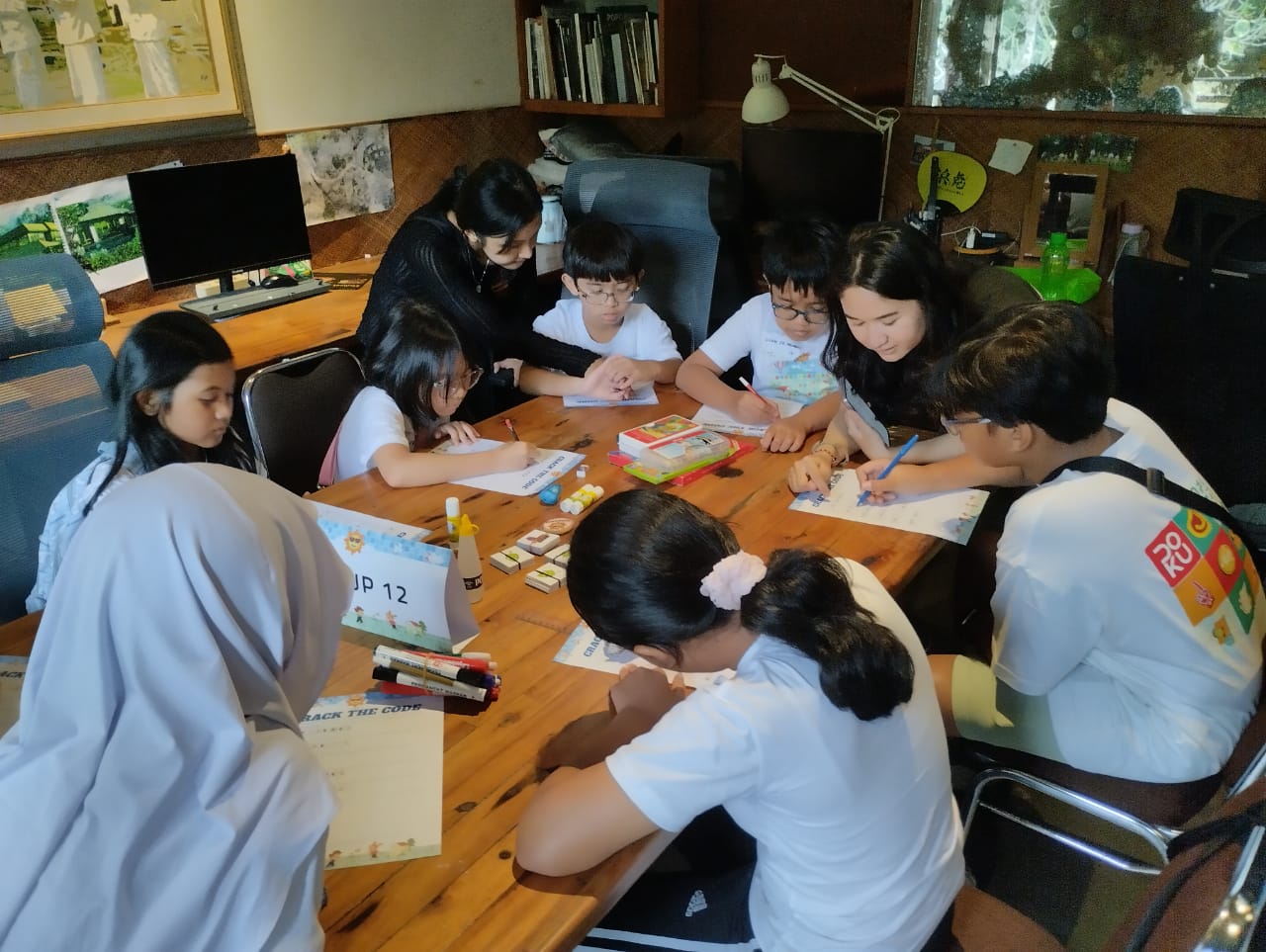 HEBAT: Anak-anak dari usia 5-12 tahun tengah berlomba melukis desain tata kota dalam perspektif arsitek.