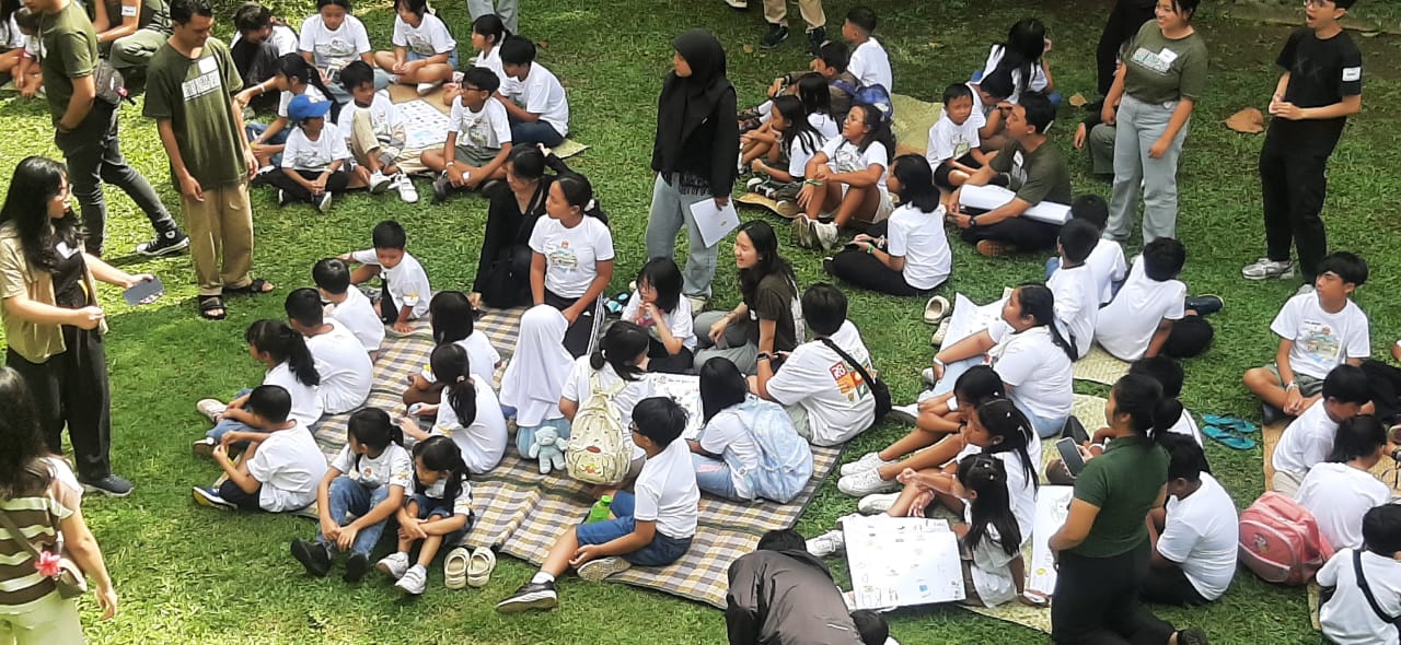 MENYIMAK PANDUAN: Anak-anak tengah menyimak panduan mendesain dalam perspektif arsitek di Popo Danes Art Veranda Denpasar, 5 Juli 2025.