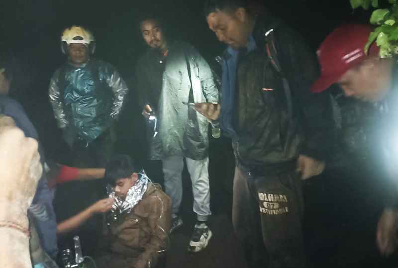 PETUGAS BPBD SELAMATKAN PENDAKI : Korban pendaki gunung ini diselamatkan oleh petugas gabungan.(Foto: Dok.BPBD Bangli)