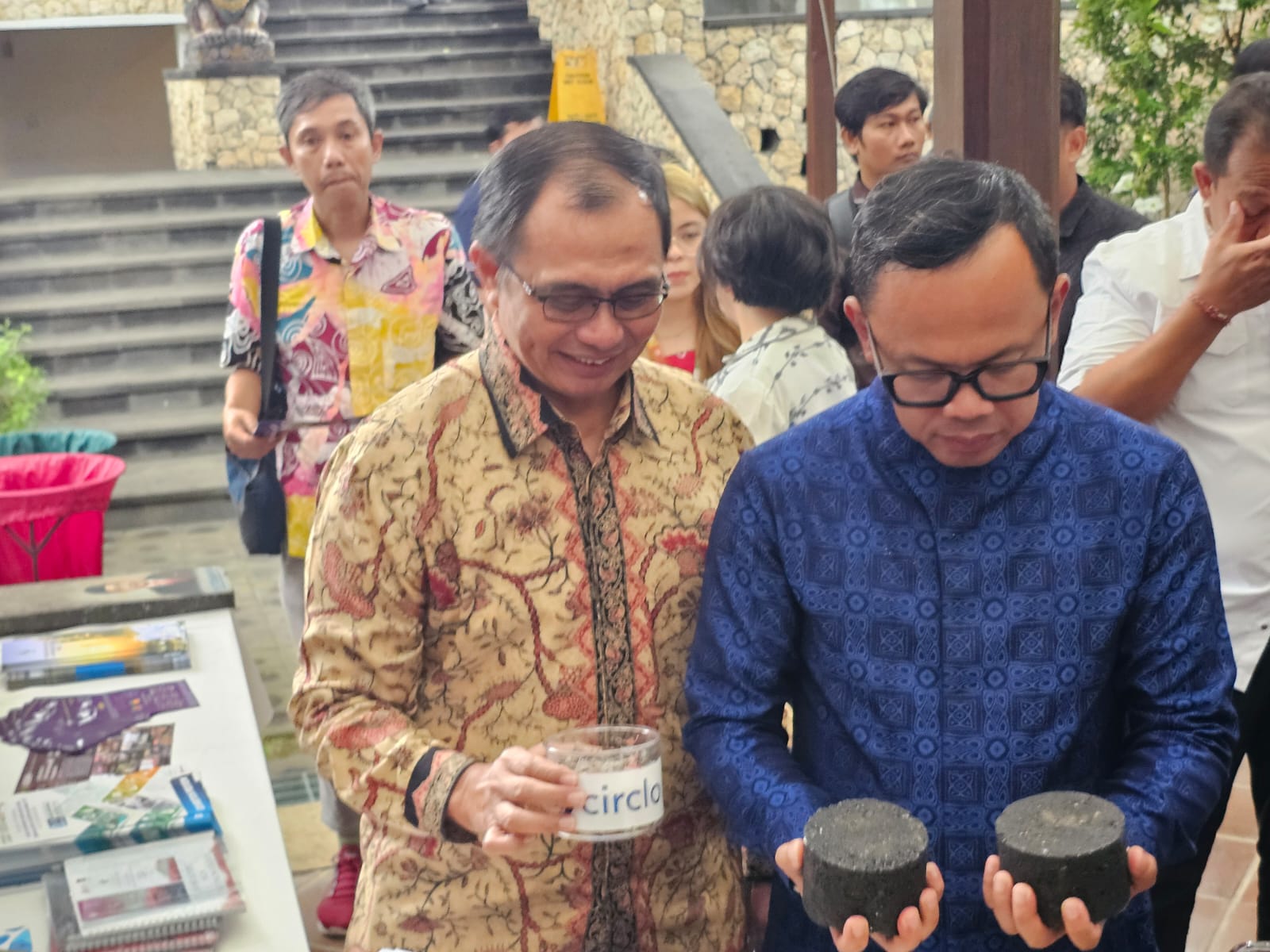 MANFAATKAN PLASTIK: Wamendagri Bima Arya minta penggunaan aspal plastik untuk pemeliharaan jalan, guna kurangi penumpukan sampah di TPA,di Jimbaran Sabtu (5/7/2025).