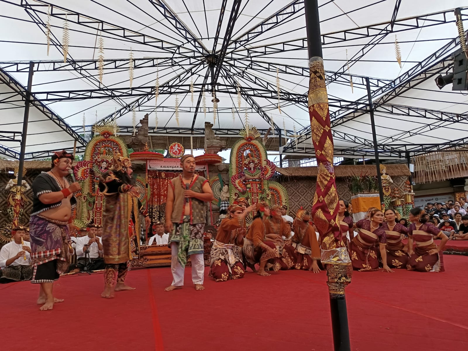 KOCOK PERUT: Komunitas Seni Sari Sentana dari Desa Apuan, Kecamatan Baturiti, Tabanan, tampil memukau dalam Pesta Kesenian Bali (PKB) Ke-47, Sabtu (5/7/2025).