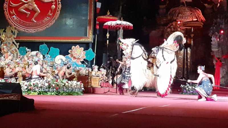 TAMPIL MEMUKAU : Penampilan Barong Ket dari Desa Singakerta di panggung PKB pada Jumat malam (4/7/2025). (Foto:Kominfo Gianyar)